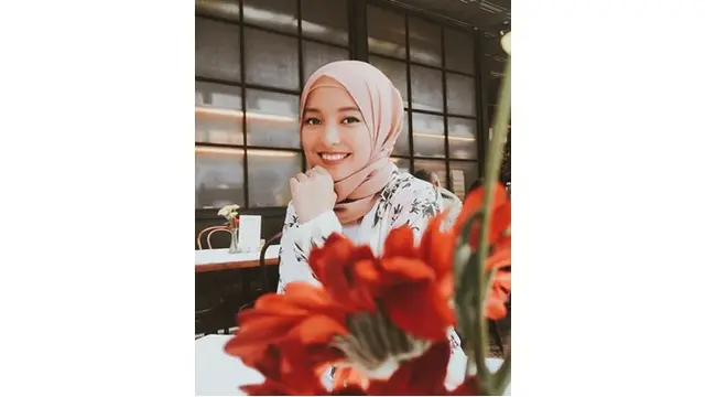 Balutan hijab berwarna pastel membuat Cerelia semakin cantik.