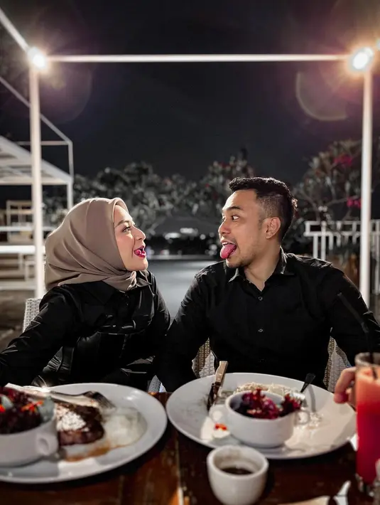 Sudah mengenal cukup lama, tak ada lagi jaim di antara Nathalie Holscher dan Faris. Meski tengah makan malam bersama. (Foto: Instagram/@nathalieholscher)