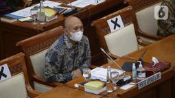 Menteri Koperasi dan UKM Teten Masduki mengikuti rapat kerja dengan Komisi VI DPR di Kompleks Parlemen, Jakarta, Kamis (1/4/2021). Rapat terkait evaluasi pelaksanaan Bantuan Produktif Usaha Mikro (BPUM) sebagai tindak lanjut kunjungan spesifik Komisi VI DPR di Jawa Tengah (Liputan6.com/Angga Yuniar)