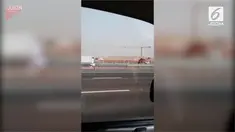 Pengguna jalan tol dibuat tercengang. Sebab, seekor unta lepas dan berlarian di jalan tol.