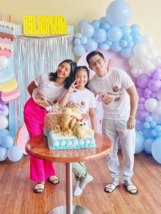 Yang menarik perhatian publik adalah Nicky Tirta dan Liza Elly yang hadir saat itu. Ya, bercerai pada tahun 2018 lalu, namun keduanya terlihat tampil kompak dan ikut serta memeriahkan ulang tahun sang putri tercinta.(instagram.com/nickytirta)