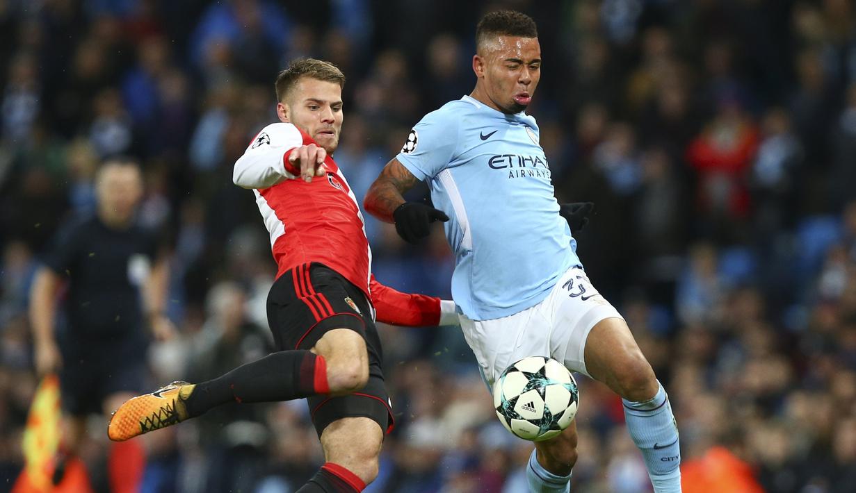 Pemain Feyenoord, Bart Nieuwkoop (kiri) berebut bola dengan pemain Manchester City, Gabriel Jesus pada laga group F Liga Champions di Etihad Stadium, Manchester, (21/11/2017). City menang 1-0. (AP/Dave Thompson)