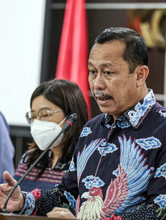 <p>Ketua Komnas HAM Ahmad Taufan Damanik menyampaikan keterangan perkembangan pemantauan dan penyelidikan atas peristiwa baku tembak yang terjadi di rumah dinas mantan Kadiv Propram Polri di Kantor Komnas HAM, Jakarta, Senin (8/8/2022). Komnas HAM menggandeng Komnas Perempuan untuk memeriksa istri Irjen Ferdy Sambo, Putri Candrawathi, terkait kasus tewasnya Brigadir Nofriansyah Yoshua Hutabarat atau Brigadir J. (Liputan6.com/Faizal Fanani)</p>