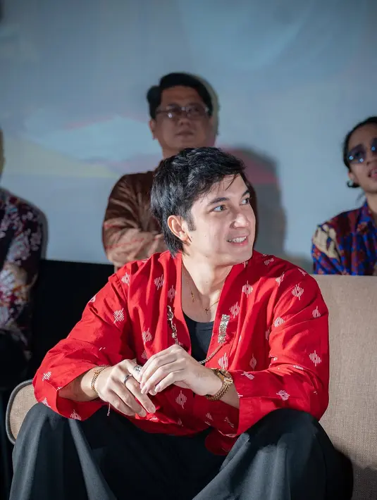 Film Berebut Jenazah mengisahkan pemakaman anak hendak dilakukan secara Islam atau Buddha. Tema unik namun related dengan kehidupan masyarakat. Junior Roberts pun berbagi kesan soal belajar Islam dan membangun chemistry dengan Adhisty Zara. Sudah tiga kali adu akting dengan Zara, Junior Roberts akui aman dan lancar bangun chemistry dengan Zara. (Liputan6.com/IG/@juniorrobertss)