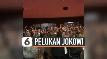 Presiden Joko Widodo berpelukan dengan ketua umum partai Nasdem Surya Paloh pada acara ulang tahun ke-8
partai Nasdem di JI Expo Kemayoran, Jakarta Pusat, Senin (11/11).