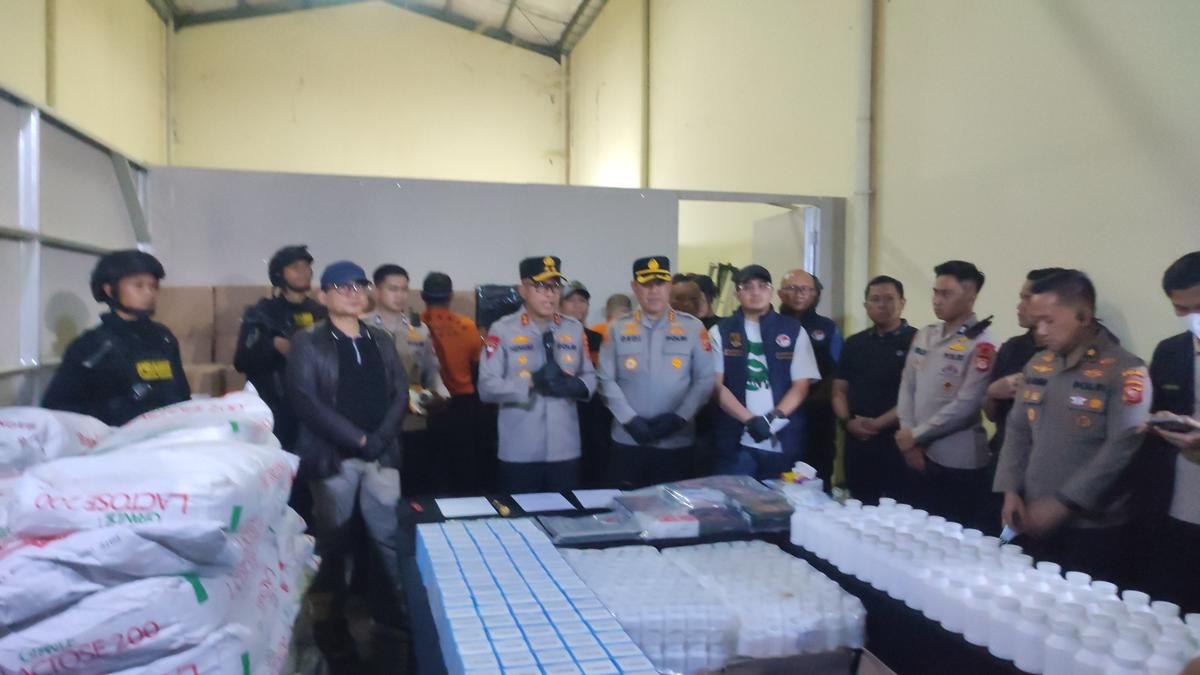 Polisi rilis kasus pabrik obat keras di Bandung. (merdeka.com/Azzura Galexia).