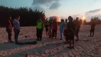 Polisi mendatangi lokasi penemuan bayi dikubur pasir pantai di Tuban. (Istimewa)