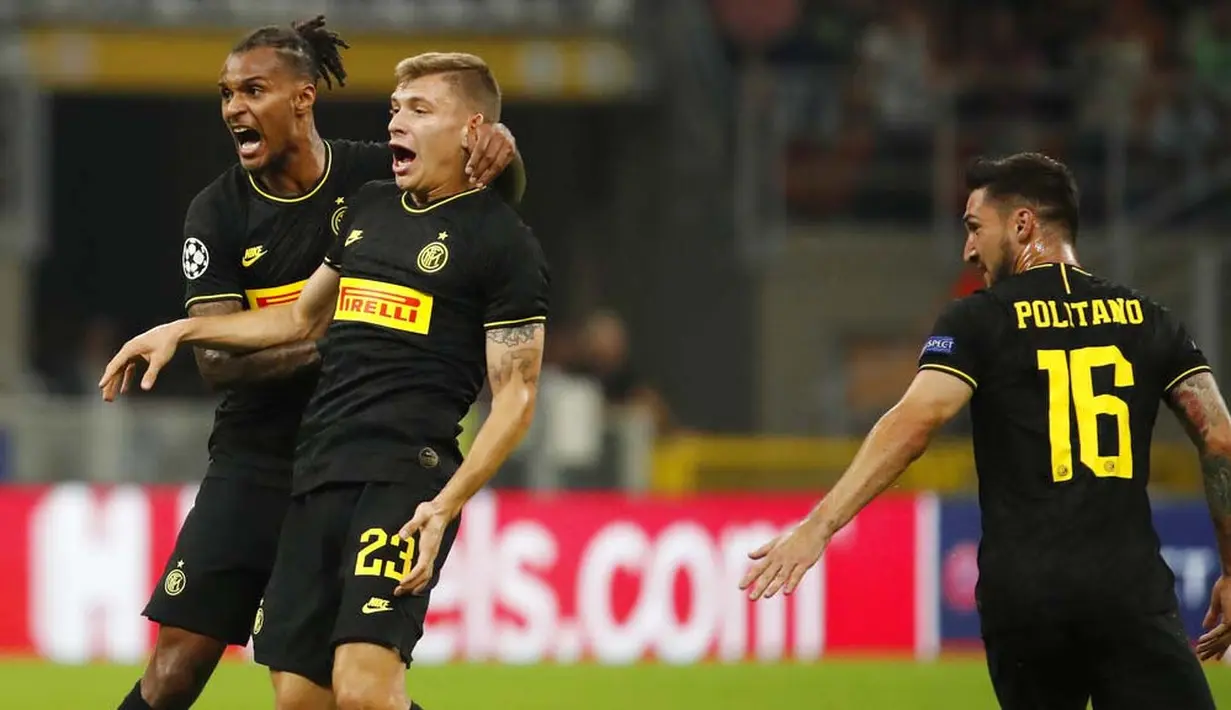 Gelandang Inter Milan, Nicolo Barella, melakukan selebrasi usai membobol gawang Slavia Praha pada laga Liga Champions di Stadion Giuseppe Meazza, Selasa (17/9/2019). Kedua tim bermain imbang 1-1. (AP/Antonio Calanni)
