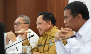 Mendagri Tito Karnavian saat konferensi pers seusai Rapat Koordinasi Terbatas (Rakortas) Pangan Tingkat Menteri di Kantor Kementerian Koordinator Bidang Pangan (Kemenko Pangan), Jakarta, Senin (26/10/2026). (Foto: Puspen Kemendagri).