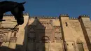 Sebuah kereta kuda melintas di depan Masjid Katedral Cordoba di kota Cordoba, Spanyol, 26 September 2018. Bangunan yang dikenal dengan Mezquita de Cordoba ini sekarang beralih fungsi menjadi gereja katedral untuk umat Katolik. (AFP/JORGE GUERRERO)