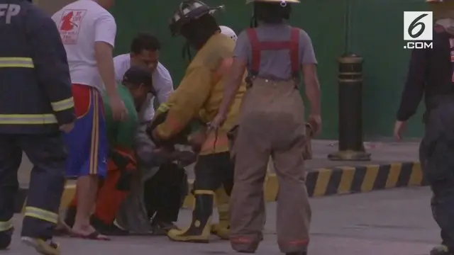 Seorang warga yang terjebak berhasil diselamatkan usai insiden yang diduga tembakan dan ledakan di Manila.
