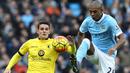 4. Gelandang Manchester City, Fernandinho, mengontrol bola dari kejaran gelandang Aston Villa, Ashley Westwood, pada laga Liga Premier Inggris di Stadion Ettihad, Sabtu (5/3/2016). City berhasil menang 4-0 atas Villa. (AFP/Lindsey Parnaby)