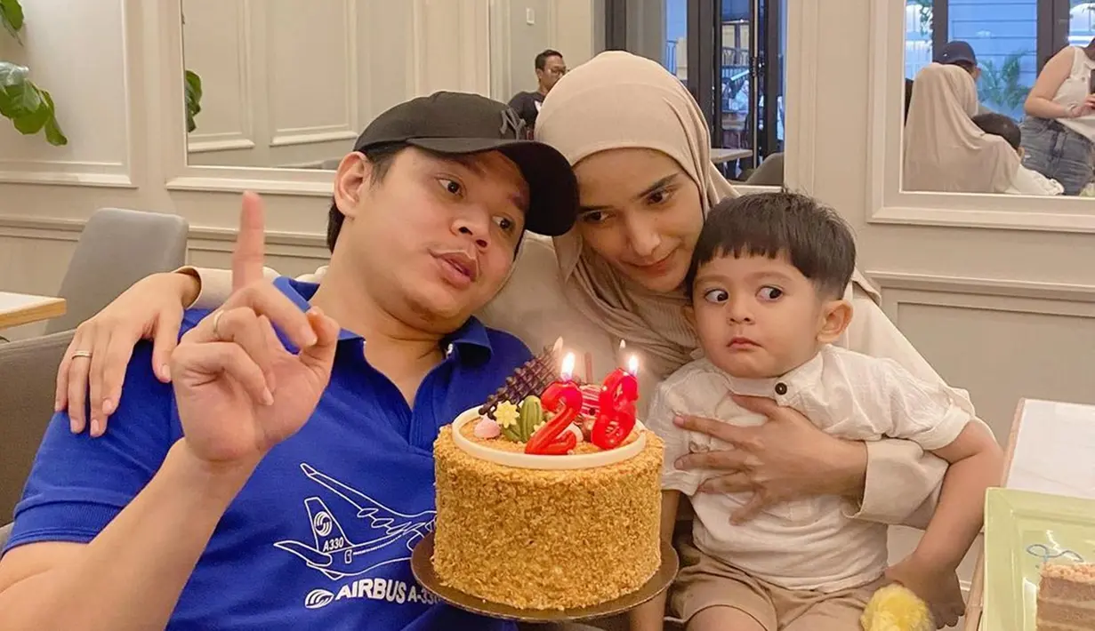 Pamer ekspresi lucu, tak sedikit netizen yang gemas melihat wajah Syaki ketika berfoto. Sedari sebelum menikah, Syaki memang sudah sangat dekat dengat Iqbal Fitrah. Masih bisa pamer ekspresi kocak, sehari setelah perayaan ulang tahun Iqbal ini diketahui Syaki akan disunat. Usianya baru 2 tahun, namun anak Rizki DA dan Nadya Mustika ini sudah pandai berekspresi. (Liputan6.com/IG/@nadyamustikarahayu)