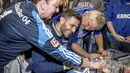 Sead Kolasinac memberikan tanda tangan di acara jumpa fans FC Schalke 04. (EPA/Karsten Rabas) 