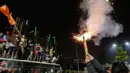 Warga Jakarta menggelar malam takbir dengan bermain petasan di Jalan Tanah Abang, Jakarta, Kamis (16/7/2015). Pemerintah melalui Kementerian Agama telah menetapkan 1 Syawal 1436H yang jatuh pada tanggal 17 Juli 2015.(Liputan6.com/Faizal Fanani)
