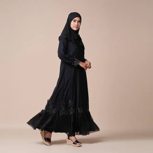 Inspirasi Model Gamis Hitam Bordir Bunga untuk Penampilan Kasual yang Berkelas/Ilustrasi gambar oleh AI