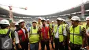 Wakil Gubernur DKI Jakarta, Djarot Saiful Hidayat (tengah) menyimak penjelasan saat meninjau perkembangan renovasi Stadion GBK Jakarta, Selasa (18/10). Pengerjaan renovasi Stadion GBK ditargetkan selesai Oktober 2017. (Liputan6.com/Helmi Fithriansyah)