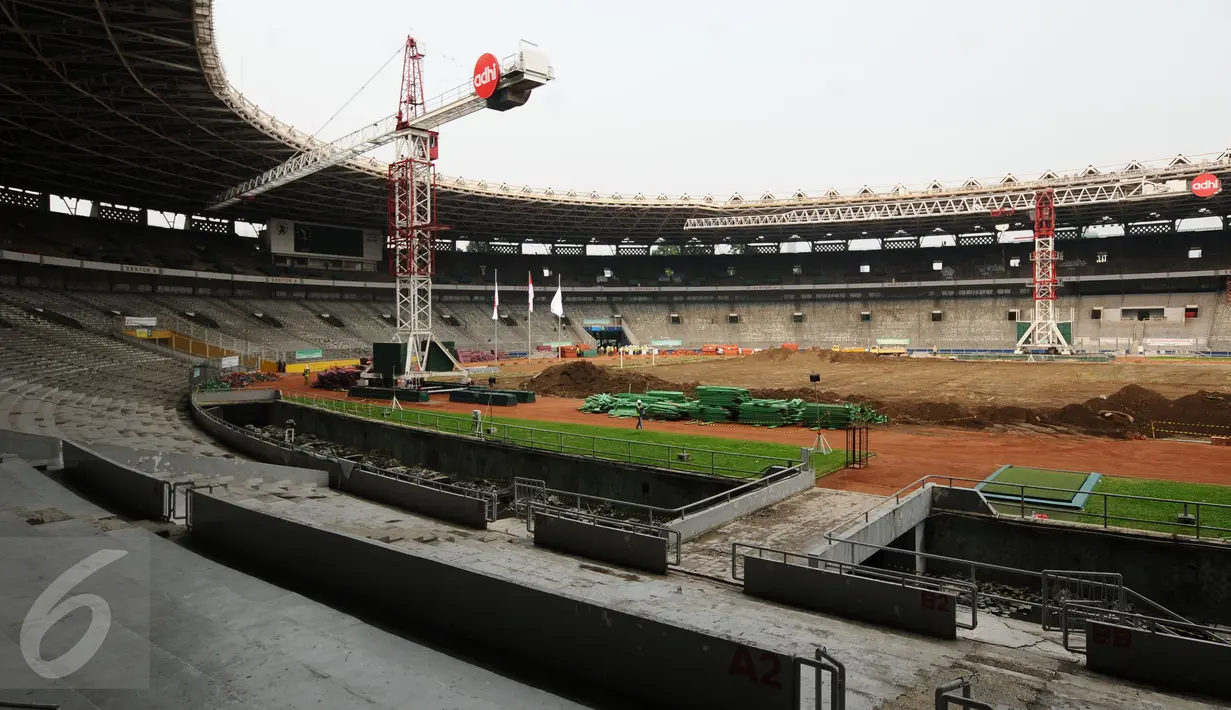 Dua buah crane terpasang untuk mengangkut material renovasi Stadion GBK Jakarta, Selasa (18/10). Pengerjaan renovasi Stadion GBK bagian persiapan jelang Asian Games 2018 dan ditargetkan selesai Oktober 2017. (Liputan6.com/Helmi Fithriansyah)