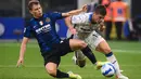 Gelandang Inter Milan Nicolo Barella (kiri) berebut bola dengan gelandang Atalanta Ruslan Malinovskyi pada jornada keenam Liga Italia 2021/2022 di Giuseppe Meazza, Sabtu (25/9/2021). Duel antara Inter Milan dan Atalanta berakhir seri 2-2. (Marco BERTORELLO / AFP)