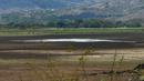 Pemandangan Danau Atescatempa yang telah mengering, Guatemala, Jumat (5/5). Keringnya Danau Atescatempa disebabkan oleh dampak perubahan iklim di Amerika Tengah yang disebut "Koridor Kering". (AFP PHOTO / Marvin RECINOS)