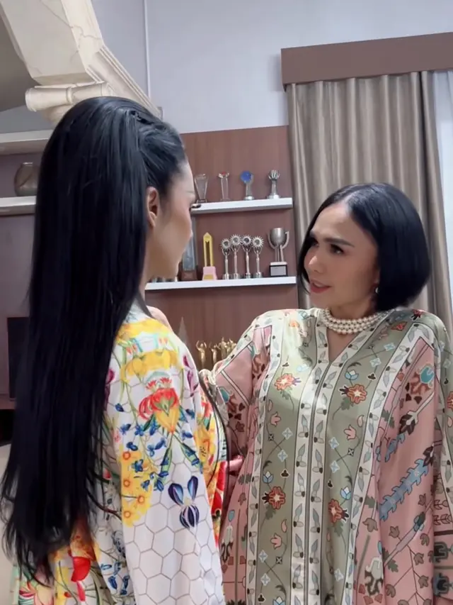 Yuni Shara saat Buka Puasa Bersama kompak pakai kaftan dipadukan kalung mutiara. [@krisdayantilemos]