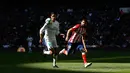Pemain Real Madrid Varane berebut bola dengan pemain Atletico Madrid Diego Costa saat pertandingan La Liga Spanyol di stadion Santiago Bernabeu di Madrid (8/4). (AP Photo / Francisco Seco)