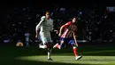 Pemain Real Madrid Varane berebut bola dengan pemain Atletico Madrid Diego Costa saat pertandingan La Liga Spanyol di stadion Santiago Bernabeu di Madrid (8/4). (AP Photo / Francisco Seco)