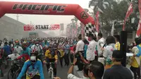 Para pesepeda tetap antusias ikuti Gowes Nusantara di Pekanbaru meski udara diliputi kabut asap (dok: Kemenpora)