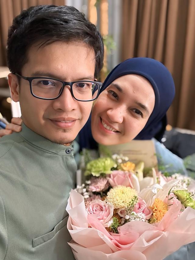 Potret Dhini Aminarti dan Dimas Seto yang Makin Romantis ( IG @dimasseto_1 @dhiniaminarti)