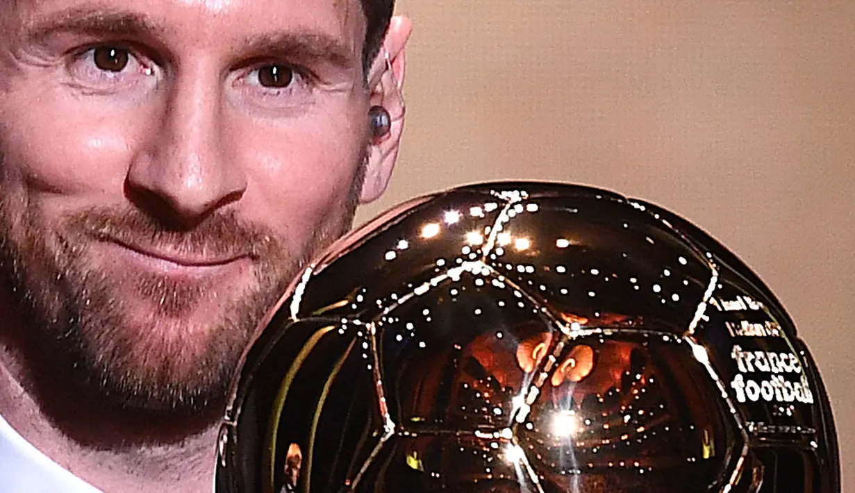 Ekspresi pemain Barcelona Lionel Messi saat memenangkan penghargaan Ballon d'Or 2019 di Chatelet Theatre, Paris, Prancis, Senin (2/12/2019). Messi mengukir sejarah dengan memenangkan Ballon d'Or untuk keenam kalinya. (FRANCK FIFE/AFP)