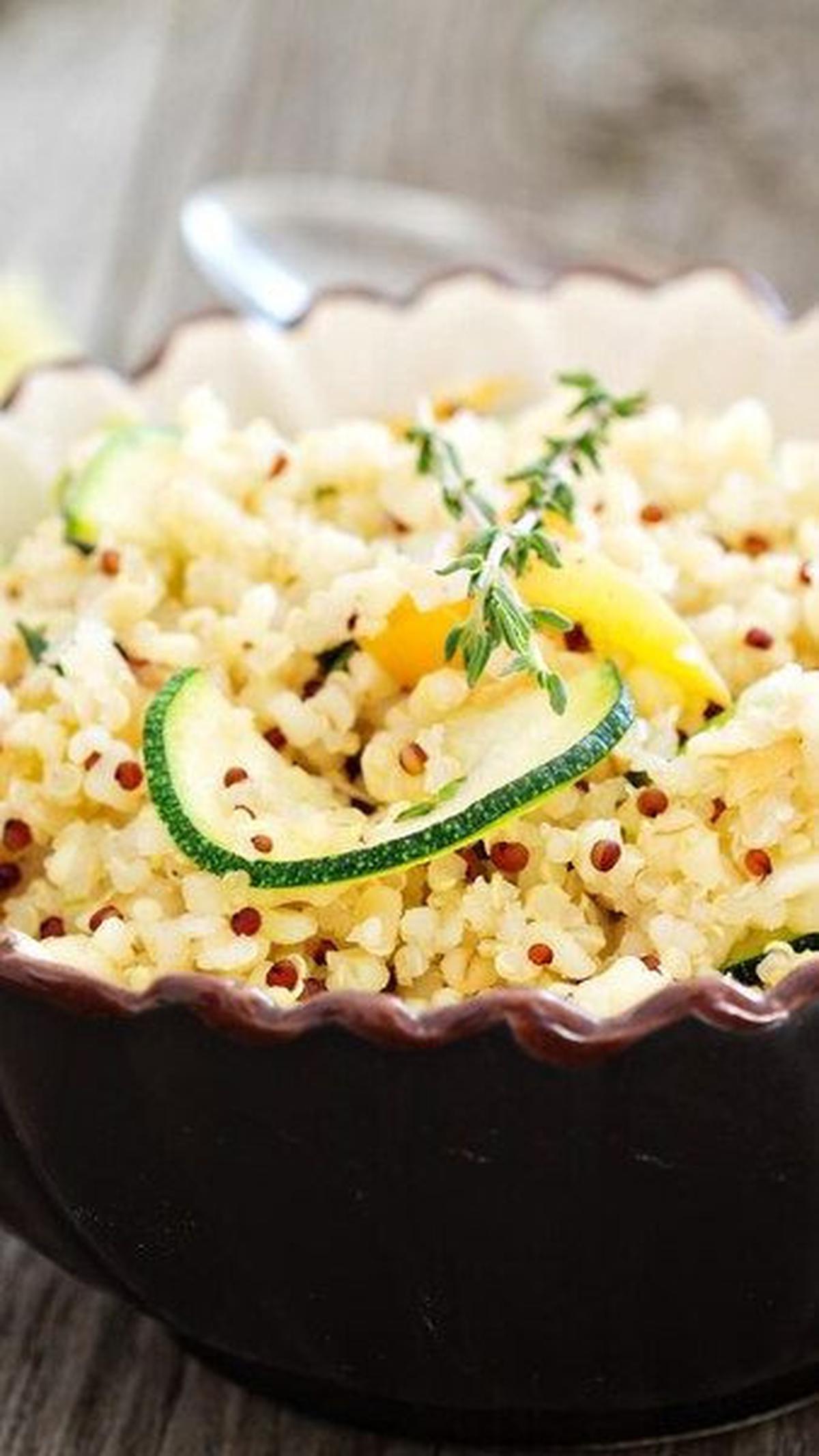 7. Quinoa<br>Quinoa merupakan biji-bijian lengkap dengan sembilan asam amino esensial. Secangkir quinoa masak mengandung 8 gram protein