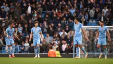 Pemain Manchester City Kyle Walker (kiri), John Stones (kedua kiri), Rodrigo (kedua kanan), dan Ruben Dias bereaksi setelah tertinggal dua gol melawan Crystal Palace pada pertandingan Liga Inggris di Etihad Stadium, Manchester, Inggris, 30 Oktober 2021. Crystal Palace menang 2-0. (Oli SCARFF/AFP)