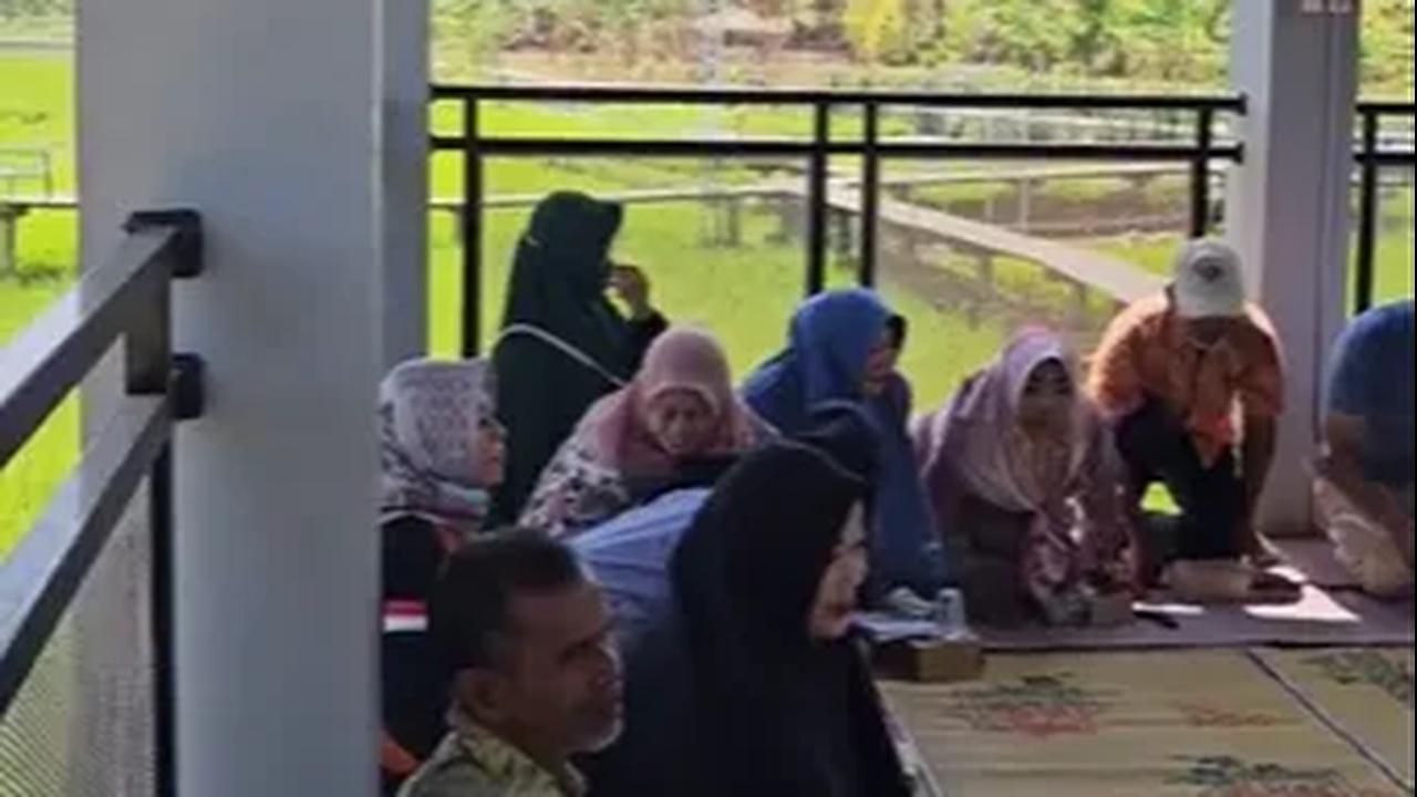 Ajak Warga Curhat di Tengah Sawah