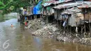 Warga bantaran Sungai Ciliwung melakukan aktivitas di sungai, Jakarta, Rabu (18/5/2016). Sekitar 50 ribu warga bantaran Sungai Ciliwung harus direlokasi oleh Pemprov DKI Jakarta. (Liputan6.com/Yoppy Renato)