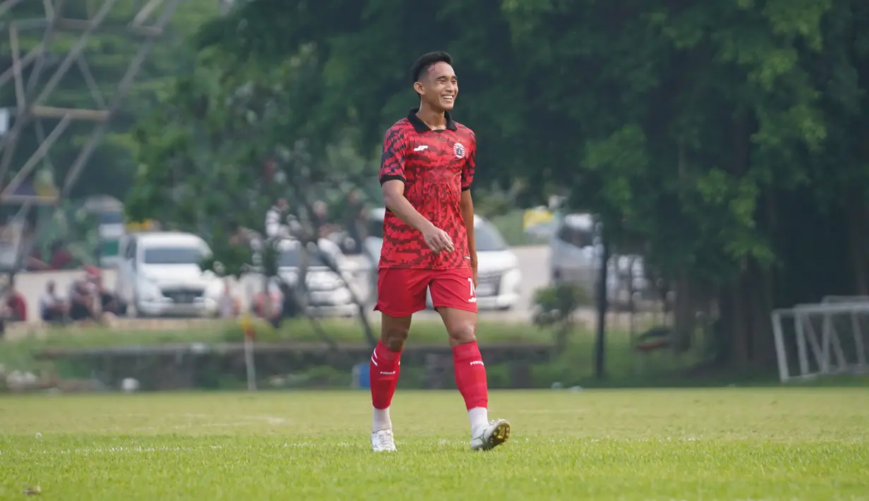Pemain Persija Jakarta, Rizky Ridho Ramadhani saat menghadapi Persipu FC pada laga uji coba menjelang bergulirnya Liga 1 musim 2023/2024 di Persija Training Center, Nirwana Park, Bojongsari, Depok, Sabtu (10/6/2023) sore WIB. (Dok. Persija)