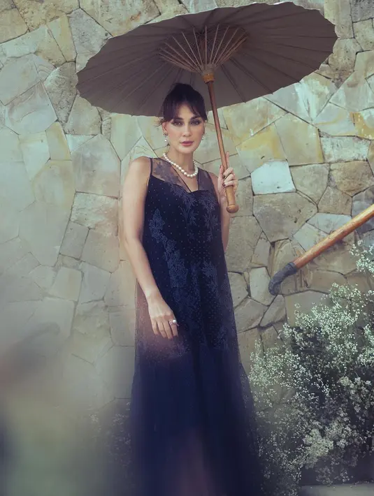 Luna Maya tampil ekstra elegan mengenakan sleeveless lace dress nuansa navy dari @saptodjojokartiko. Penampilannya kian elegan dengan aksesori kalung dan anting-anting mutiara yang dikenakannya. [@lunamaya]