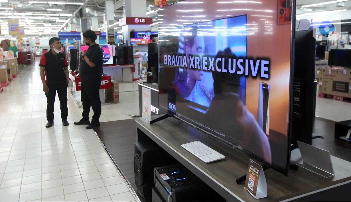 Aktivitas jual beli TV Digital i salah satu mall Kawasan Lebak Bulus, Jakarta, Selasa, (8/11/2022). Total penjualan TV Digital naik lebih dari 30 persen; yang terdiri dari kenaikan diatas 20% untuk TV Digital Smart TV dan kenaikan 60% untuk TV Digital non Smart TV. (Liputan6.com/Johan Tallo)