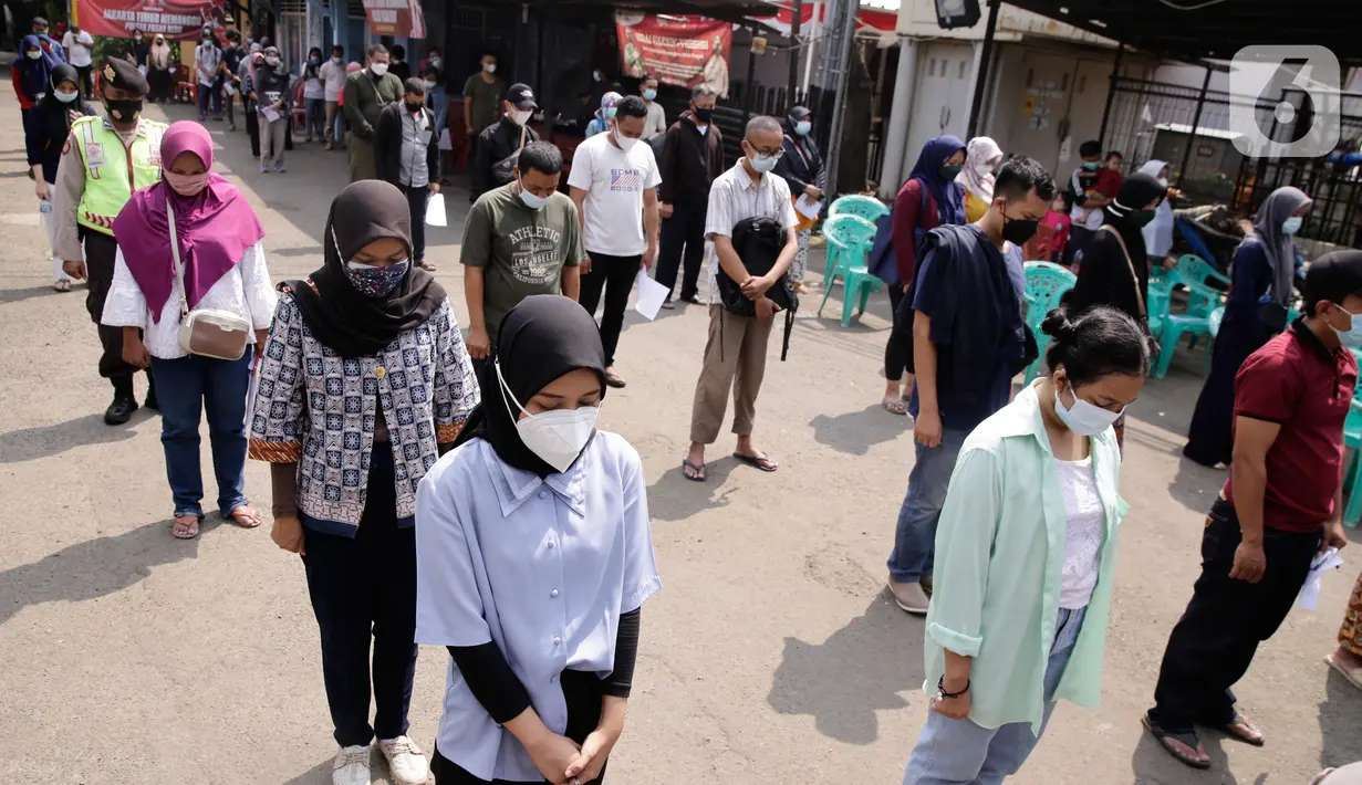 Ratusan masyarakat yang mengikuti vaksin Covid-19 berdiri mengheningkan cipta sejenak memperingati HUT ke-76 RI di Jakarta, Selasa (17/8/2021). Hal tersebut dilakukan untuk mengenang jasa para pahlawan dalam memperjuangkan Kemerdekan Republik Indonesia. (Liputan6.com/Angga Yuniar)
