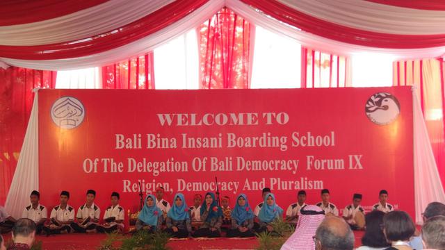 Para santriwati Bali Bina Insani melantunkan salawat Al Banjari yang diiringi dengan hadrah dan gamelan