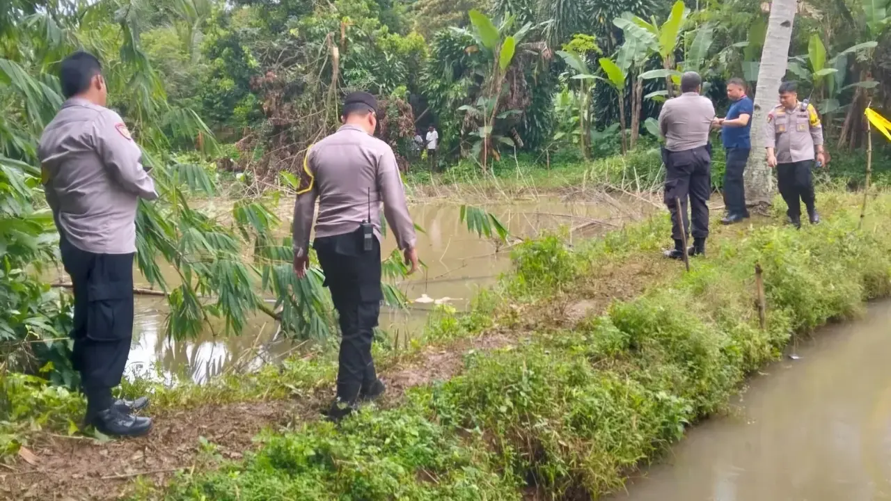 Anggota Polsek Tajur Halang mendatangi lokasi penemuan jasad bayi di kolam ikan, Tajurhalang, Kabupaten Bogor.