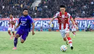 Pemain asing Persis Solo, Sho Yamamoto, berusaha untuk melepaskan diri dari kawalan pemain Persita Tangerang pada laga pekan ke-33 BRI Liga 1 2023/2024 yang berlangsung di Stadion Manahan, Solo, Jumat (26/4/2024). (Bola.com/Radifa Arsa)