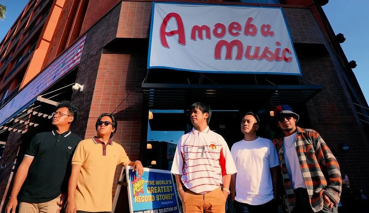 Semua personil D'Masiv, Rian (vokal), Kiki (gitar), Rai (bass), Rama (gitar) dan Why (drum) bahkan menyempatkan mengunjungi label musol dan toko alat musik terbesar di kota Los Angeles. Sekali lagi pose kompak mereka merupakan sebuah kebanggaan. (Liputan6.com/IG/@rianekkypradipta).