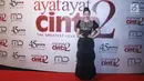 Aktris Tatjana Saphira berpose untuk difoto saat menghadiri gala premiere film Ayat Ayat Cinta 2 di Jakarta, Kamis (07/12). (Liputan6.com/Herman Zakharia)