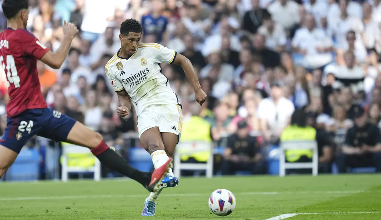 Pemain Real Madrid, Jude Bellingham, mencetak gol ke gawang Osasuna pada laga pekan ke-9 La Liga 2023/2024 di Stadion Santiago Bernabeu, Sabtu, (7/10/2023). Kali ini sang pemain memboron dua dari empat gol kemenangan Real Madrid atas Osasuna. (AP Photo/Jose Breton)