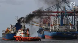 Kapal pandu atau tunda menarik kapal besar setelah mendapatkan order dari aplikasi MOS di Pelabuhan Tanjung Priok, Jakarta (12/2). Aplikasi MOS berhasil menekan biaya dan waktu operasional menjadi lebih cepat hemat dan mudah. (Liputan6.com/Johan Tallo)