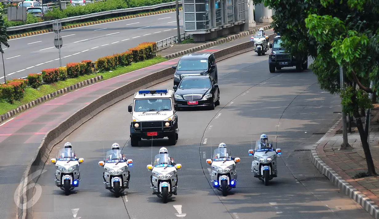 Iring-iringan kendaraan Raja Arab Saudi Salman bin Abdulaziz Al Saud menuju Gedung DPR/MPR RI, Jakarta, Kamis (2/3). Raja Salman berkunjung ke kompleks parlemen untuk berpidato di hadapan ratusan anggota dewan dan negarawan. (Liputan6.com/Faizal Fanani)