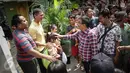 Djarot Saiful Hidayat menyapa warga di Jalan Ali Sadikin di Kelurahan Papanggo, Jakarta Utara (23/11). ). Djarot mengungkapkan pihaknya bakal segera merapikan sekolah khususnya di Papanggo pada tahun 2017. (Liputan6.com/Faizal Fanani)