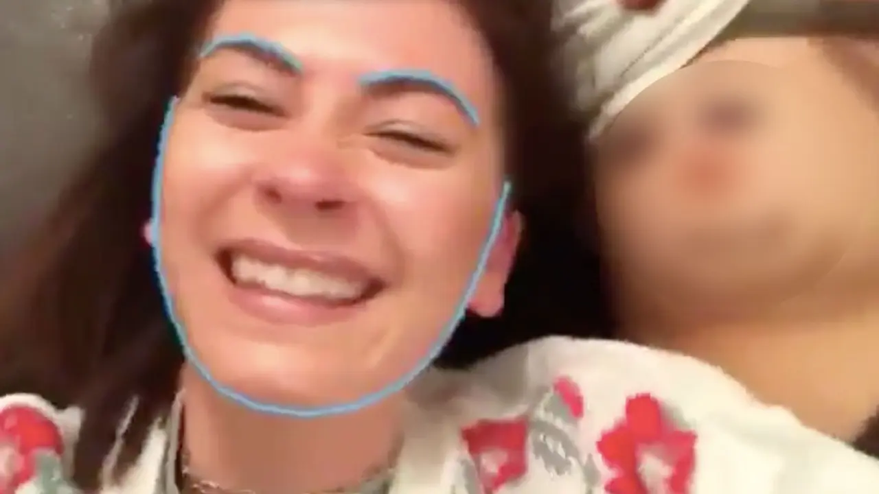 Kocak! Cewek Ini Lakukan Face Swap antara Wajah dan Payudara