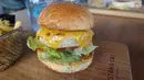 Burger bernama Kick-Off yang dicicipi jurnalis Bola.com di CR7 Corner Restaurant and Bar. Ronaldo membangun bisnis pariwisata itu di kota kelahirannya Funchal.  (Bola.com/Reza Khomaini)