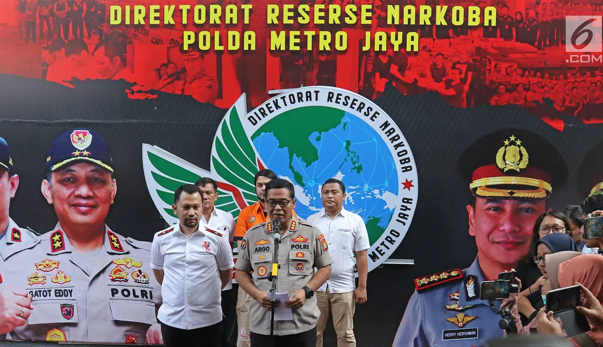 Kabid Humas Polda Metro Jaya, Kombes Pol Argo Yuwono memberikan keterangan terkait dipindahkannya pesinetron Rio Reifan ke Rumah Sakit Ketergantungan Obat (RSKO), di Ditresnarkoba Polda Metro Jaya, Rabu (4/9/2019). (Liputan6.com/Herman Zakharia)
